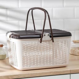 Корзина для пикника Альтернатива, 45×30×24 см, с ручками, пластик, светло-коричневая