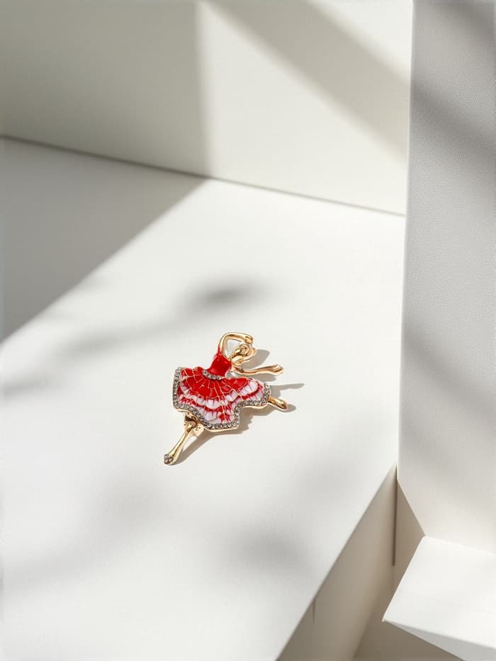 Брошь «Балерина», в пышном платье, красно-белая в золоте