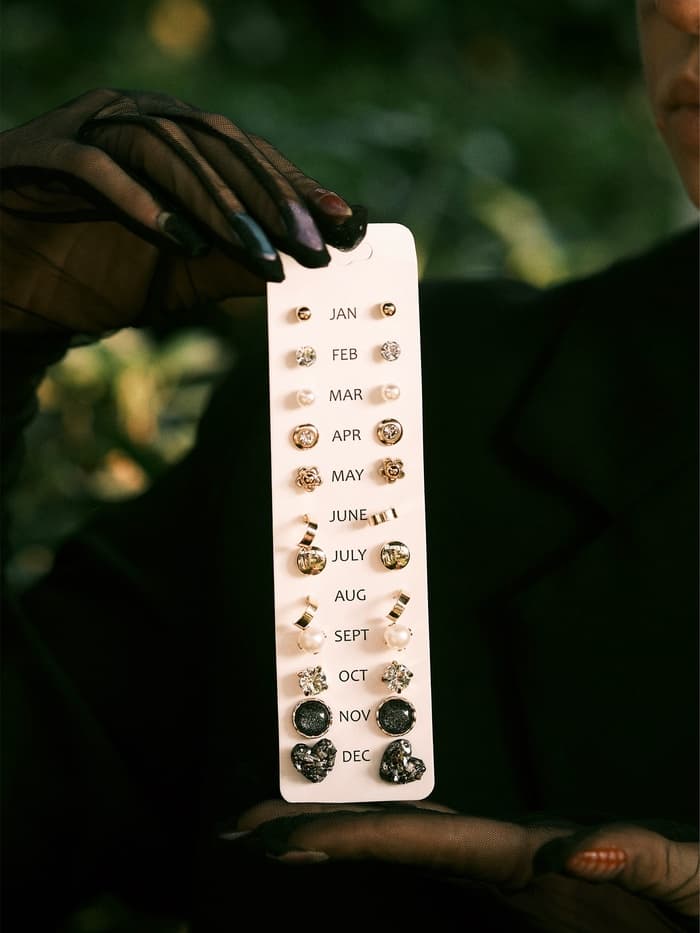 Серьги пусеты 12 пар One year, сердцем к сердцу, цветные в золоте