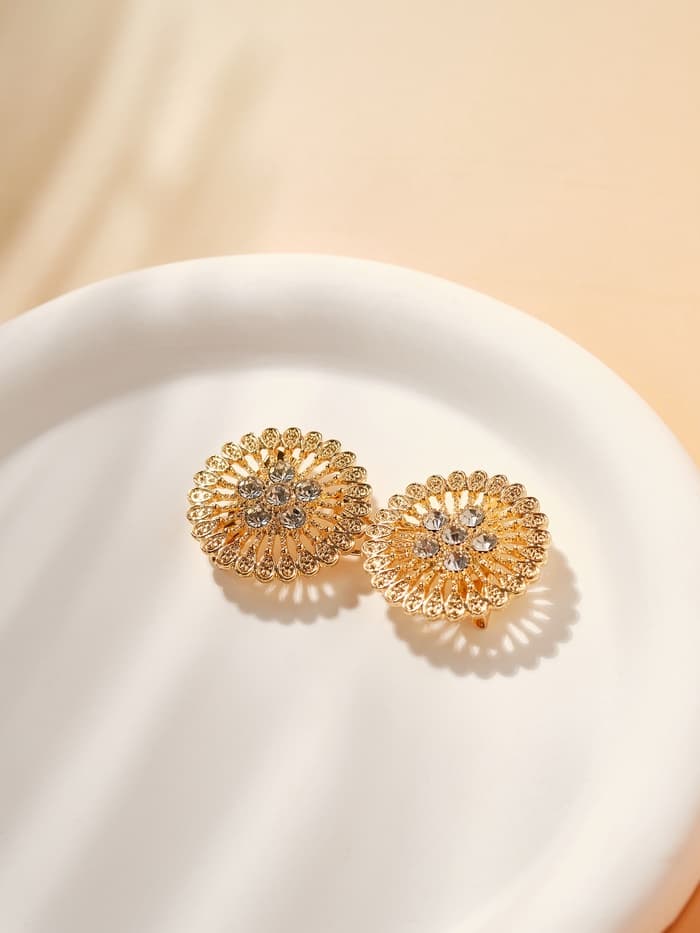 Зажим для кардигана «Круги», белый в золоте