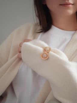 Зажим для кардигана «Круги», белый в золоте