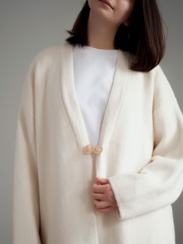 Зажим для кардигана «Круги», белый в золоте