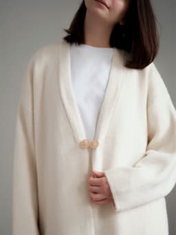 Зажим для кардигана «Круги», белый в золоте