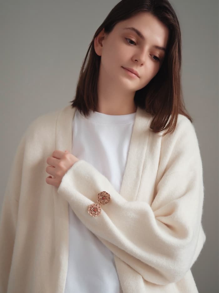 Зажим для кардигана «Цветы», коричневый в чернёном золоте