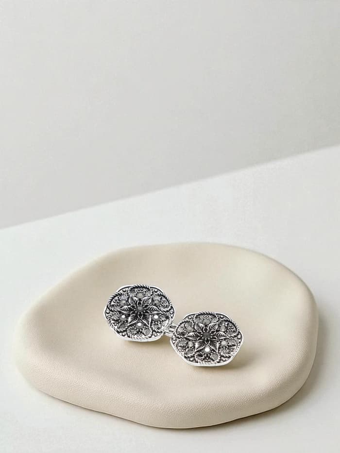 Зажим для кардигана «Цветы», чёрно-серый в чернёном серебре