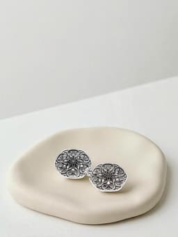 Зажим для кардигана «Цветы», чёрно-серый в чернёном серебре