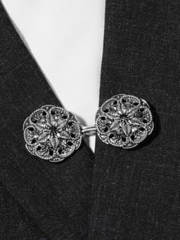 Зажим для кардигана «Цветы», чёрно-серый в чернёном серебре