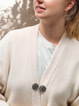 Зажим для кардигана «Цветы», чёрно-серый в чернёном серебре