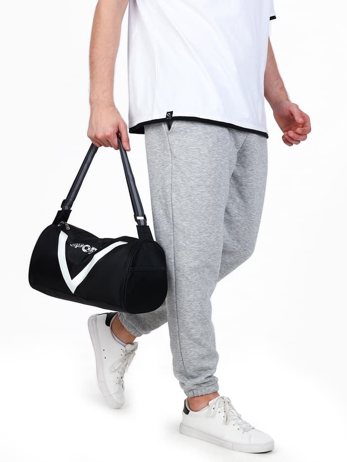 Сумка спортивная на молнии, боковой карман/сетка, регулируемый ремень, маленький размер, чёрная