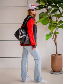 Сумка спортивная на молнии, боковой карман/сетка, регулируемый ремень, маленький размер, чёрная