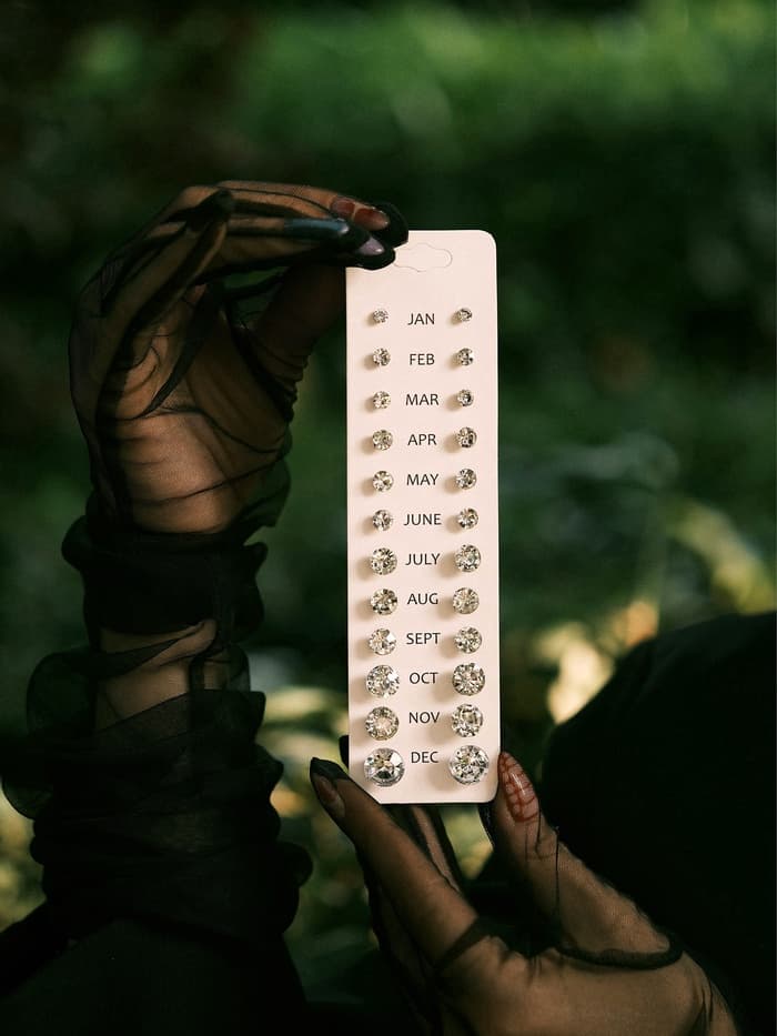 Серьги пусеты One year, 12 пар, классика, белые в серебре