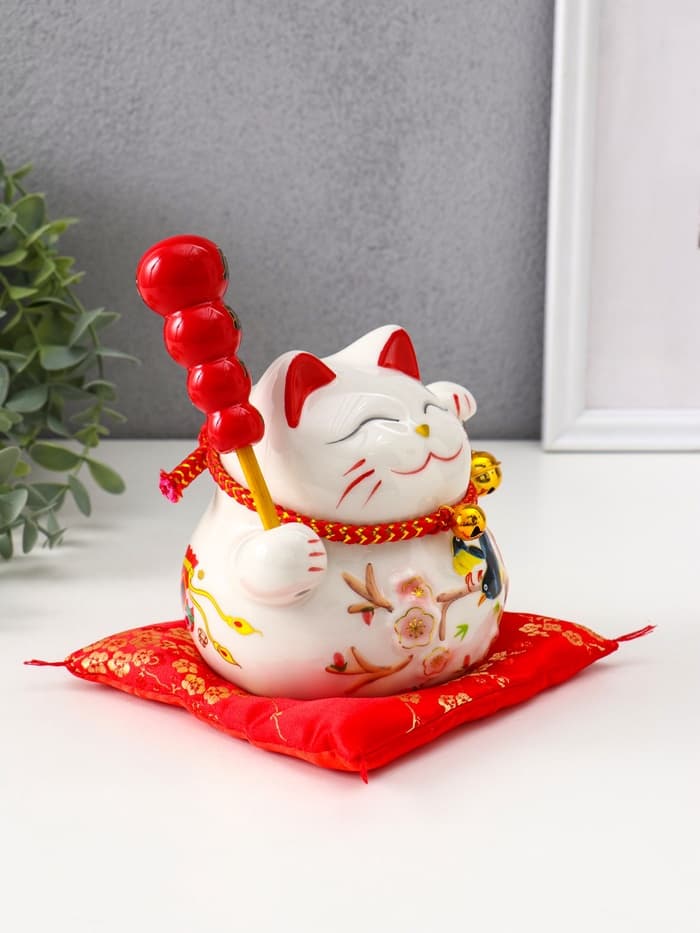 Копилка для денег «Кот манэки-нэко на коврике с колокольчиками», керамика, 12.5×13×10.5 см