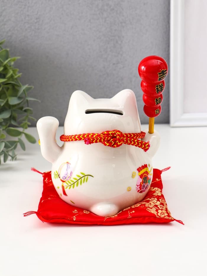 Копилка для денег «Кот манэки-нэко на коврике с колокольчиками», керамика, 12.5×13×10.5 см