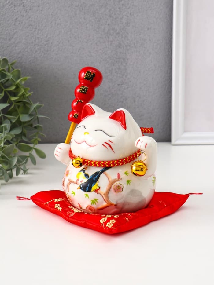 Копилка для денег «Кот манэки-нэко на коврике с колокольчиками», керамика, 12.5×13×10.5 см