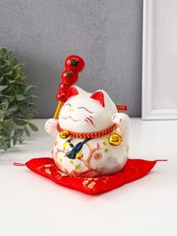 Копилка для денег «Кот манэки-нэко на коврике с колокольчиками», керамика, 12.5×13×10.5 см