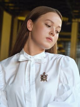 Брошь «Черепашка», в крупных стразах, разноцветная в чернёном золоте