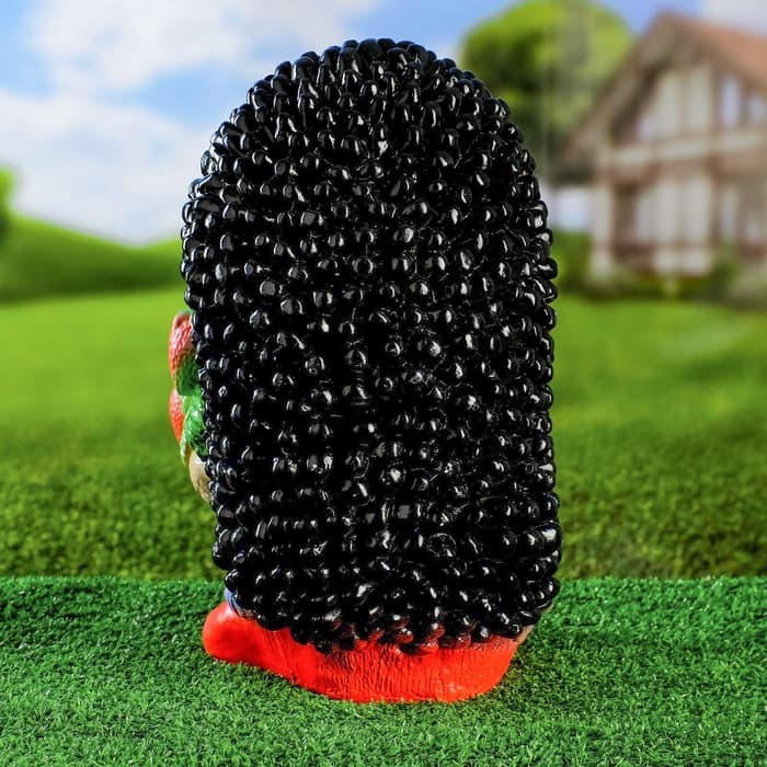 Садовая фигура из гипса «Ёж Семён с клубничкой», 17×17×35 см