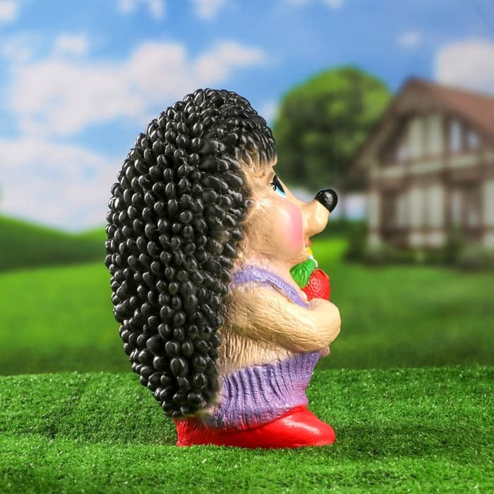 Садовая фигура из гипса «Ёж Семён с клубничкой», 17×17×35 см