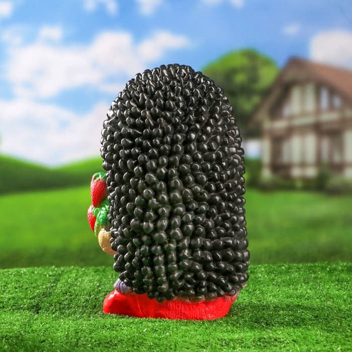 Садовая фигура из гипса «Ёж Семён с клубничкой», 17×17×35 см