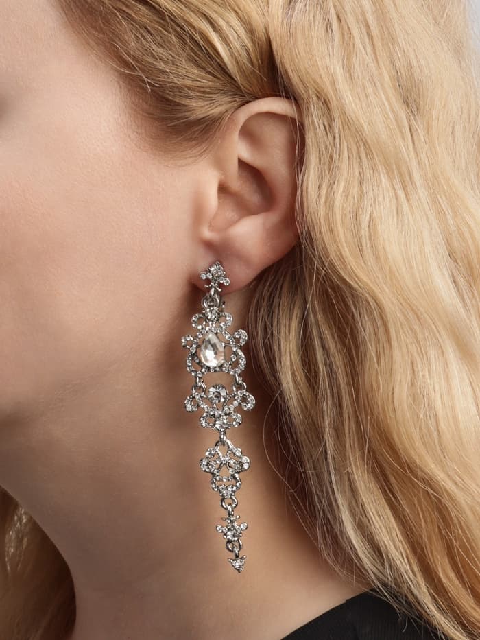 Серьги клипсы для ушей висячие со стразами QF «Ажур», белые в серебре