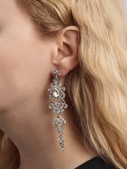 Серьги клипсы для ушей висячие со стразами QF «Ажур», белые в серебре