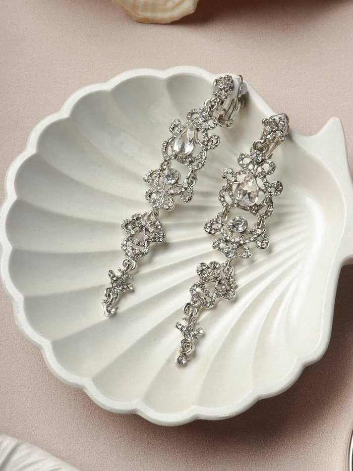 Серьги клипсы для ушей висячие со стразами QF «Ажур», белые в серебре