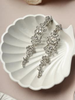 Серьги клипсы для ушей висячие со стразами QF «Ажур», белые в серебре