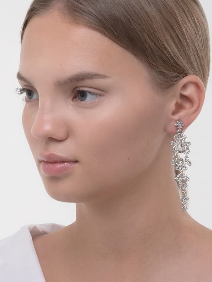 Серьги клипсы для ушей висячие со стразами QF «Ажур», белые в серебре