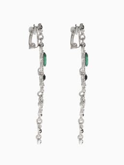 Серьги клипсы для ушей висячие со стразами QF «Ажур», цвет бело-изумрудный в серебре