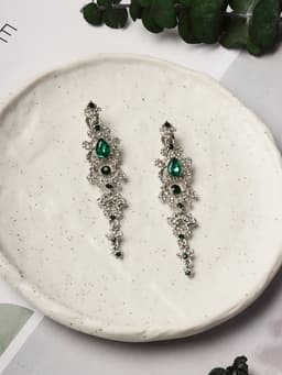 Серьги клипсы для ушей висячие со стразами QF «Ажур», цвет бело-изумрудный в серебре