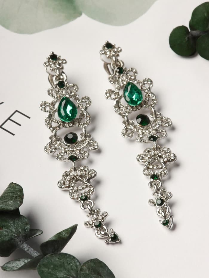 Серьги клипсы для ушей висячие со стразами QF «Ажур», цвет бело-изумрудный в серебре