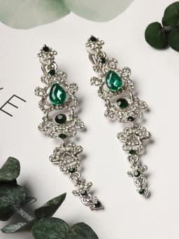 Серьги клипсы для ушей висячие со стразами QF «Ажур», цвет бело-изумрудный в серебре