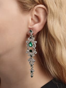 Серьги клипсы для ушей висячие со стразами QF «Ажур», цвет бело-изумрудный в серебре