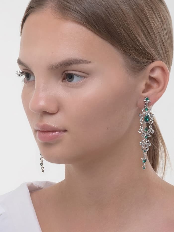 Серьги клипсы для ушей висячие со стразами QF «Ажур», цвет бело-изумрудный в серебре