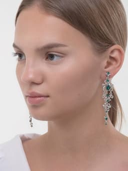 Серьги клипсы для ушей висячие со стразами QF «Ажур», цвет бело-изумрудный в серебре