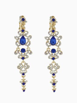 Клипсы для ушей висячие со стразами QF «Ажур», капли с завитками, бело-синяя в золоте