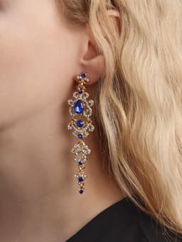 Клипсы для ушей висячие со стразами QF «Ажур», капли с завитками, бело-синяя в золоте