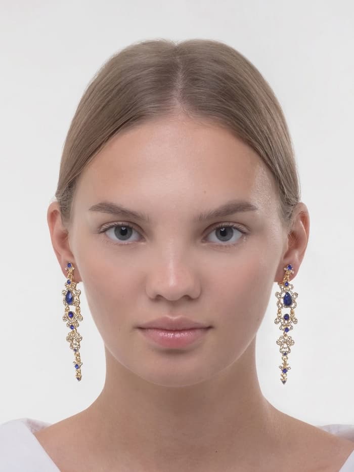 Клипсы для ушей висячие со стразами QF «Ажур», капли с завитками, бело-синяя в золоте