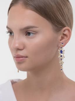 Клипсы для ушей висячие со стразами QF «Ажур», капли с завитками, бело-синяя в золоте