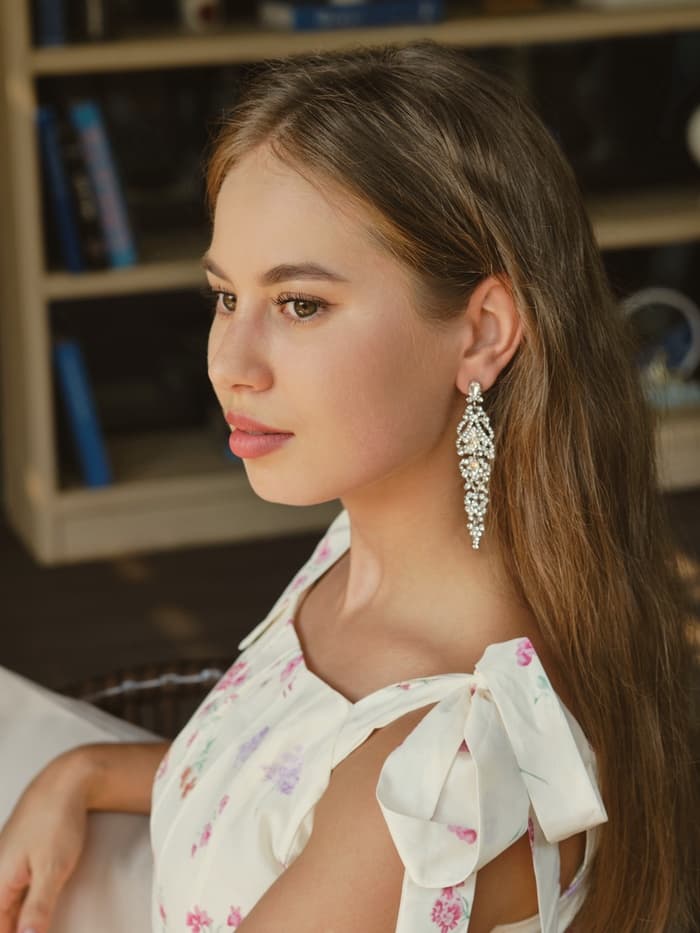 Серьги висячие со стразами «Ажур» лёд, белые в серебре, 8.3 см