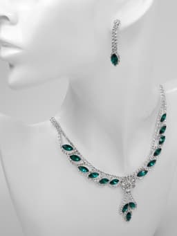 Набор 2 предмета: серьги, колье «Листопад», ромб, изумрудно-белый в серебре, 45 см