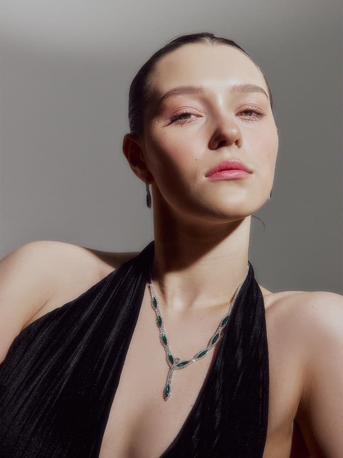 Набор 2 предмета: серьги, колье «Листопад», ромб, изумрудно-белый в серебре, 45 см