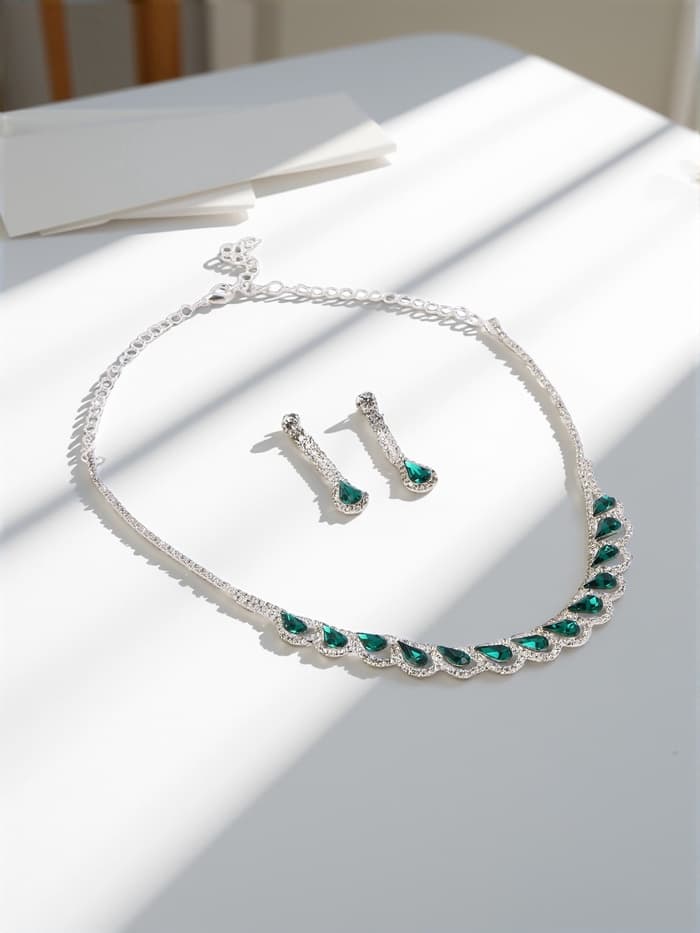 Набор 2 предмета: серьги, колье «Листопад», капли, зелёно-белый в серебре, 45 см