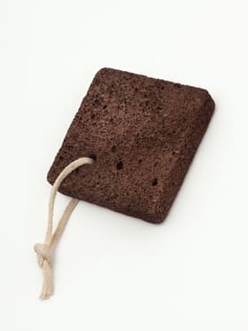 Натуральная пемза для педикюра, с подвесом, 8×8 см, в коробке, коричневая