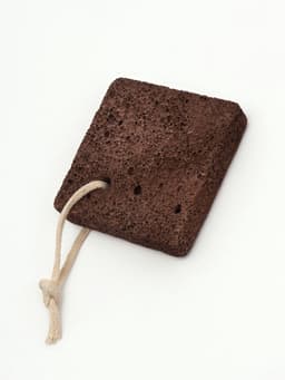 Натуральная пемза для педикюра, с подвесом, 8×8 см, в коробке, коричневая