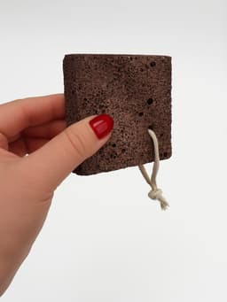 Натуральная пемза для педикюра, с подвесом, 8×8 см, в коробке, коричневая