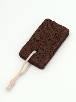 Натуральная пемза для педикюра, с подвесом, 10×6 см, в коробке, коричневая