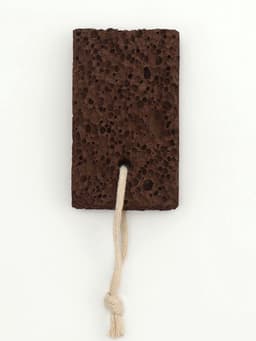 Натуральная пемза для педикюра, с подвесом, 10×6 см, в коробке, коричневая