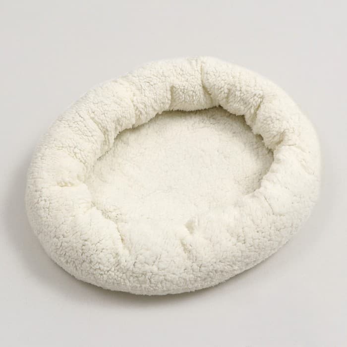 Лежанка животных «Уют», 45×35×11 см, мягкий мех, цвет молочный