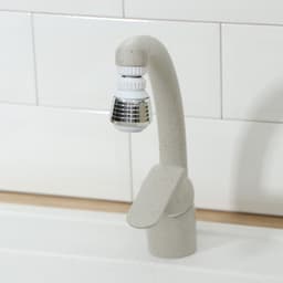 Поворотная насадка на кран Доляна, d=1.5 см, с изменяемым углом наклона и изменяемой интенсивностью струи, с сеткой